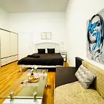 Comfortable Studio Apt, 15 Minutes To Rathausplatz