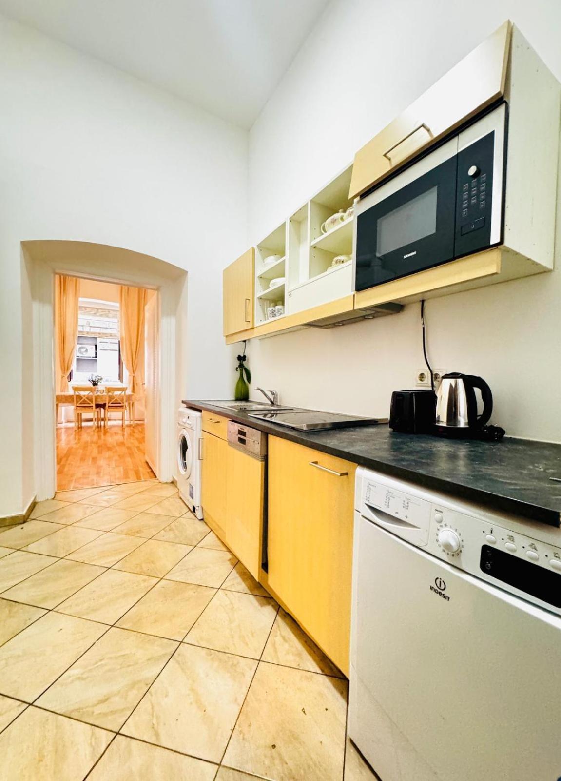 Comfortable Apt, 15 Minutes To Rathausplatz Apartment *