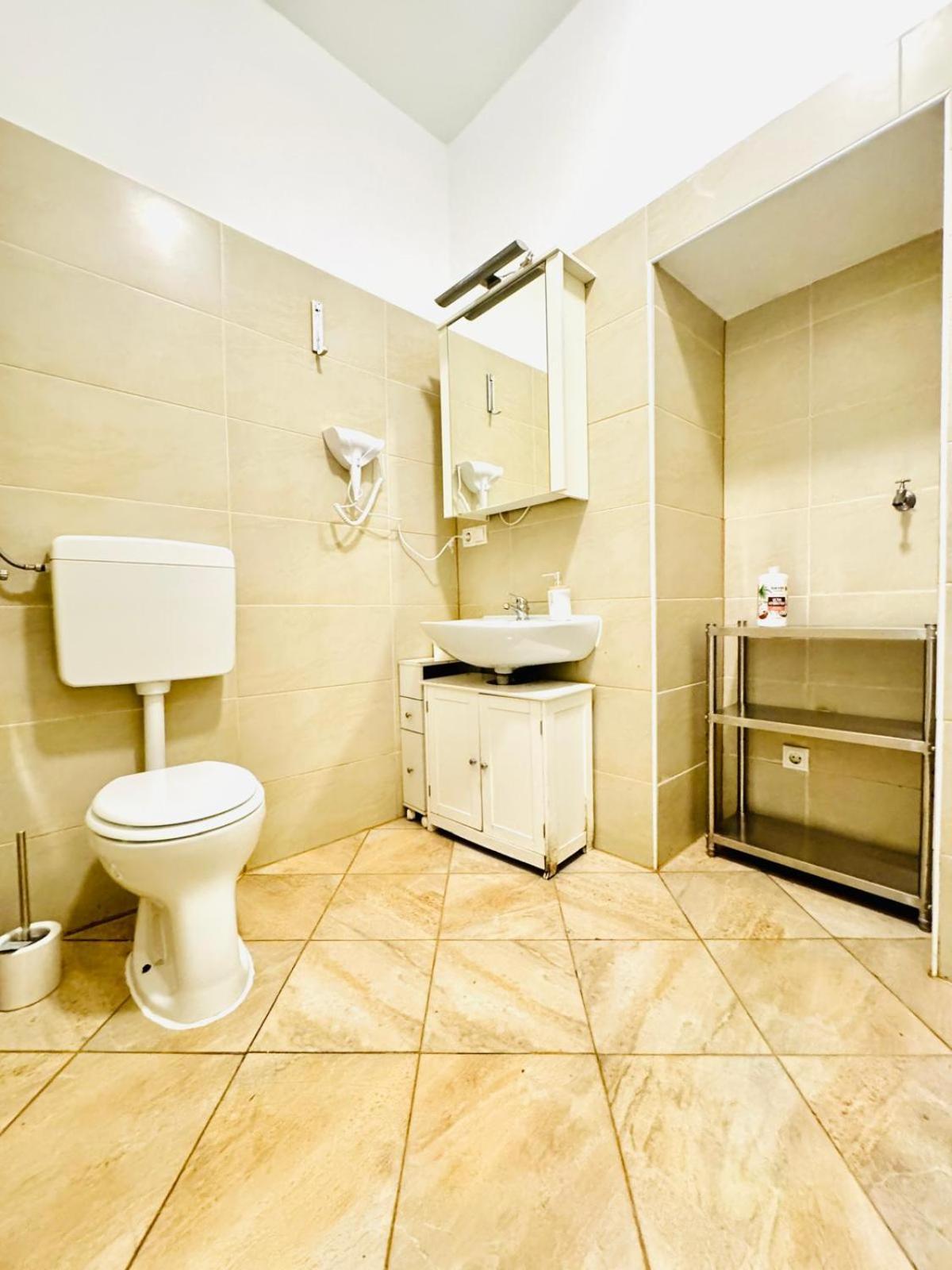 Comfortable Apt, 15 Minutes To Rathausplatz Apartment *