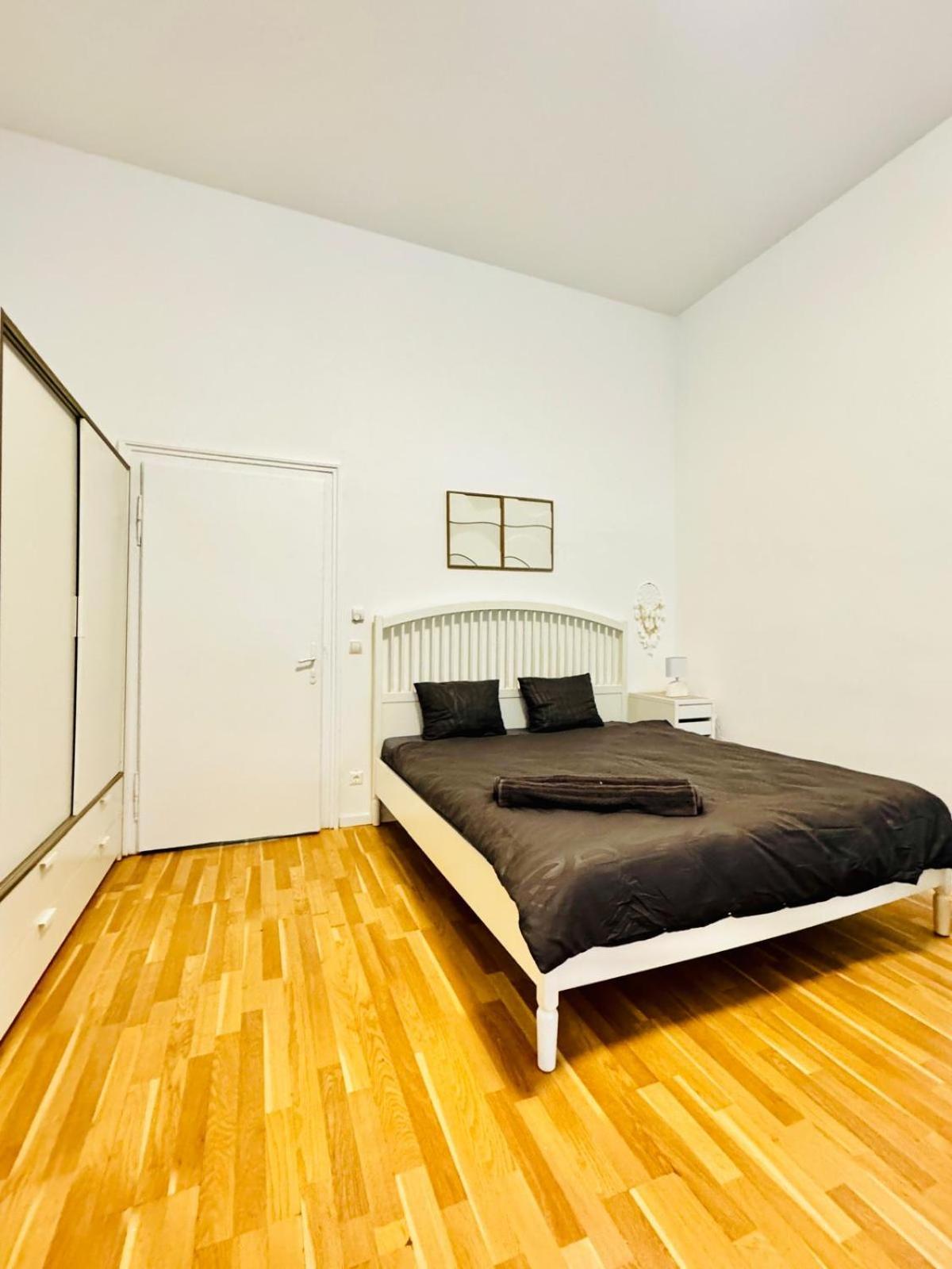 Comfortable Apt, 15 Minutes To Rathausplatz Apartment *