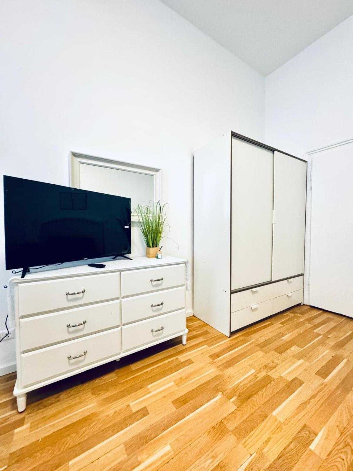 Apartment Comfortable Apt, 15 Minutes To Rathausplatz *